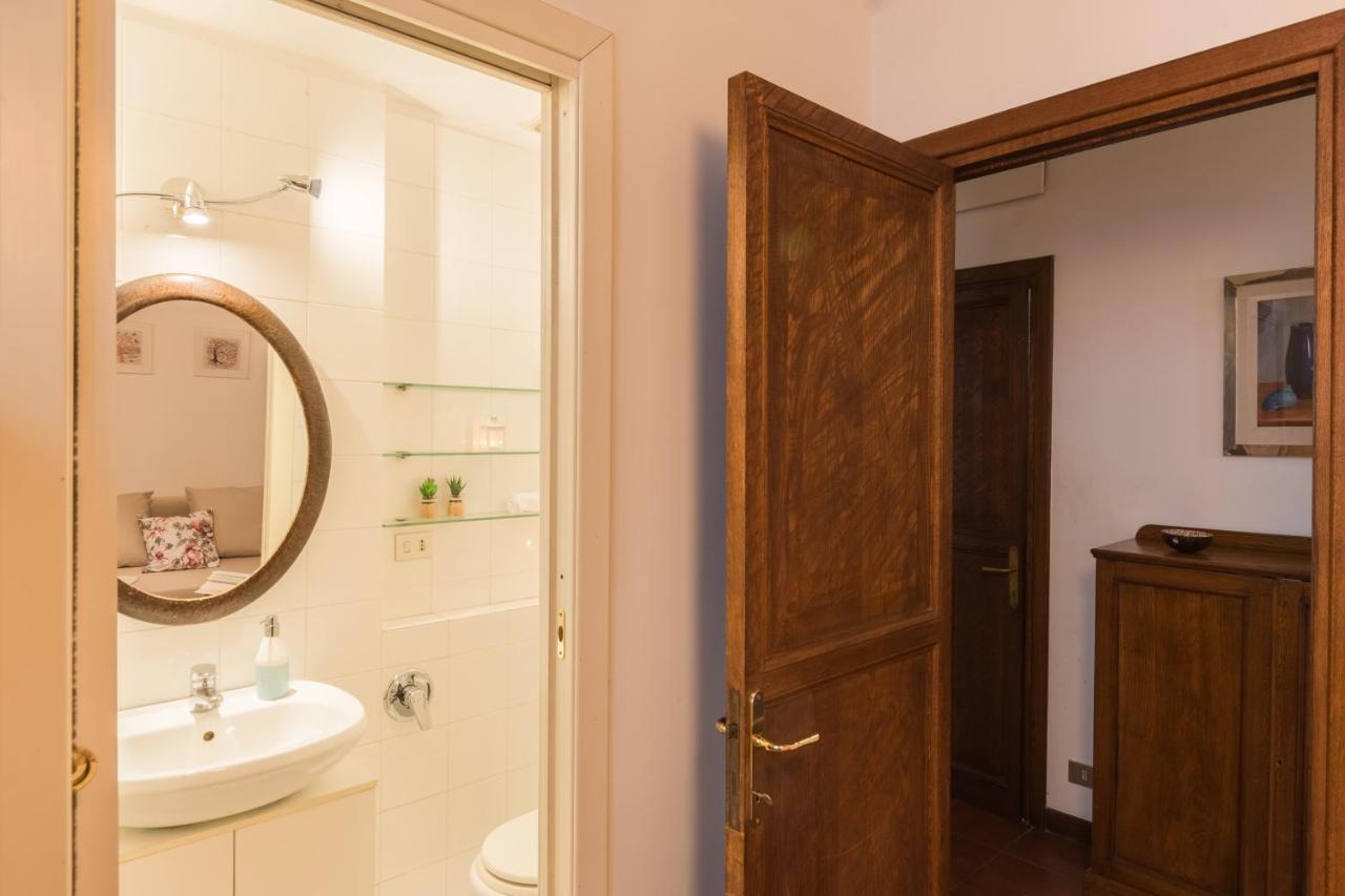 Apartment Secret Coronari Rome